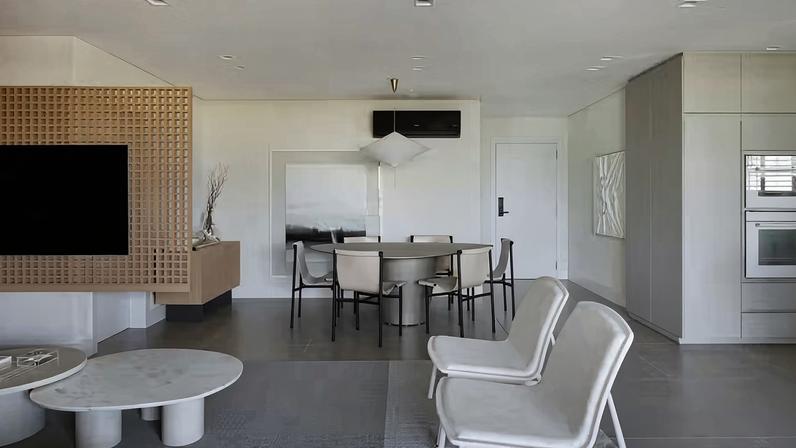 LIVING INTEGRADO | Poucos elementos e presença de design brasileiro são algumas apostas do projeto, que traz ainda painel de muxarabi de madeira clara para, além de abrigar a TV, delimitar as áreas sociais integradas. Par de cadeiras Moi, de Marcelo Ligieri. Mesas de centro da loja Santa Maria, sendo uma delas com tampo de mármore branco da Marmoraria Athenas