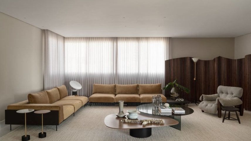 SALA DE ESTAR | O generoso sofá de veludo, da América Móveis, compartilha o espaço com peças de design brasileiro, como a mesa de centro Amorfa, de Arthur Casas, na mesma loja, ao lado da mesa em vidro desenhada pelo escritório. Poltrona Mole, de Sergio Rodrigues. Biombo Esteira de Etel Carmona, com luminária de piso Duty, de Jader Almeida. Entre os sofás, luminária Taccia da Flos. Tapete da Carminati