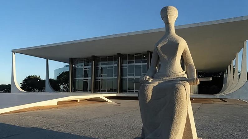 Estátua da Justiça, em frente ao prédio do Supremo Tribunal Federal (STF), em Brasília