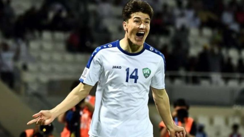 Shomurodov em campo pela seleção do Uzbequistão –