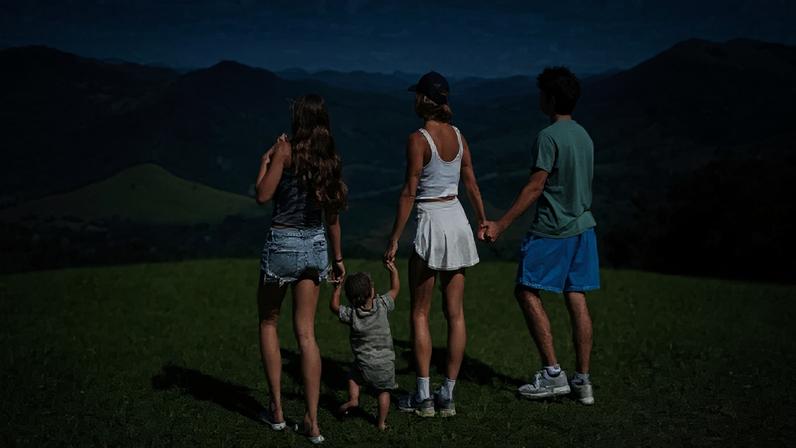 Gisele Bündchen ao lado de filhos.