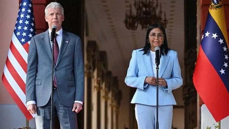Delcy Rodríguez, ao lado do secretário da Energia dos Estados Unidos, Chris Wright