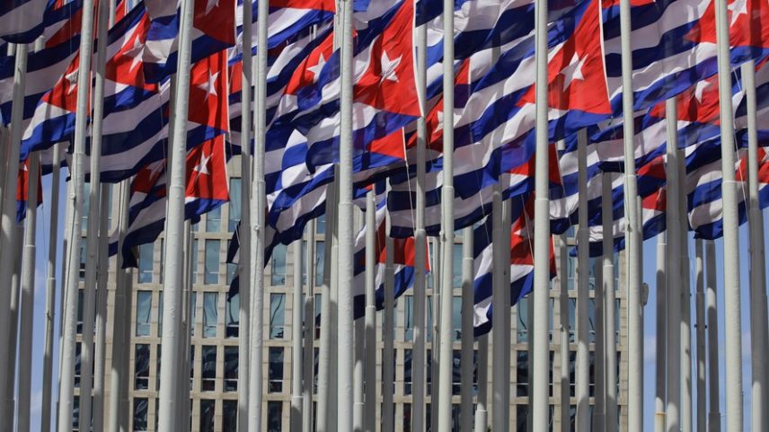 andeiras cubanas tremulam a meio mastro ao lado da Seção de Interesses dos Estados Unidos (USINT), em homenagem ao 35º aniversário da queda de um avião comercial cubano em Barbados, em Havana, em 6 de outubro de 2011. O exilado cubano e ex -agente da CIA Luis Posada Carriles, acusado de planejar o ataque a um avião comercial cubano em 6 de outubro de 1976, que matou 73 pessoas em Barbados, vive atualmente em liberdade em Miami.