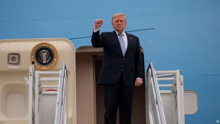 Trump ergue o punho ao embarcar em seu avião para voltar aos EUA