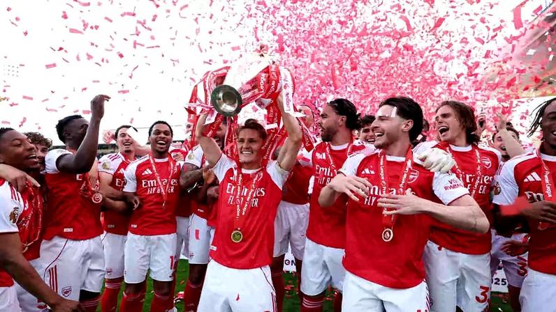 Martin Odegaard ergueu o troféu de campeão inglês neste domingo