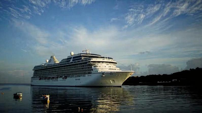 O navio de cruzeiro Marina, da Norwegian Cruise Line Holdings , chega à baía de Havana , Cuba, em 9 de março de 2017.
