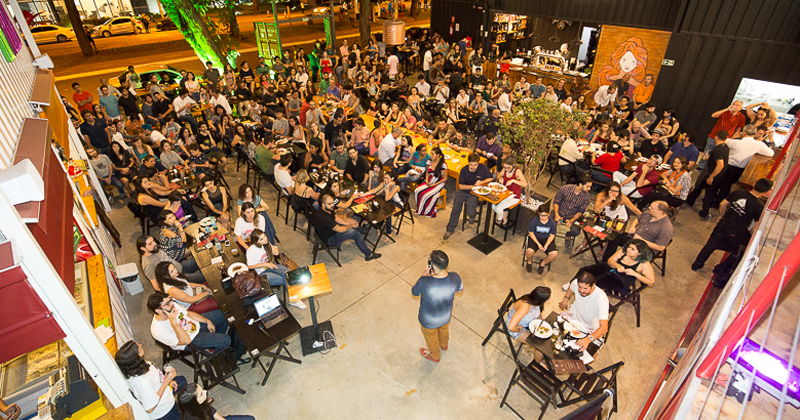 Edição anterior do Pint of Science: pesquisadores falam sobre ciência em bares e cafés – Foto: Divulgação / equipe Pint of Science Goiânia