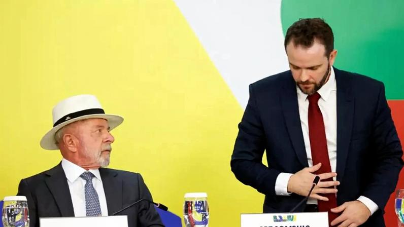 O presidente Lula e o ministro Dario Durigan (Fazenda) no lançamento do novo Desenrola