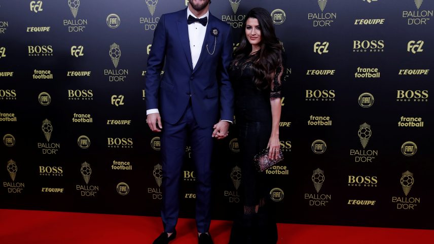 Alisson e esposa no tapete vermelho da Bola de Ouro — Foto: Christian Hartmann/Reuters