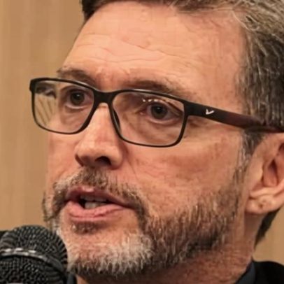 Giz e prompt: dilema de professor universitário de meia-idade