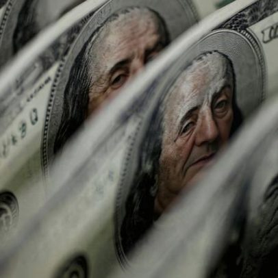 Dólar cai para R$ 4,91 e fecha no menor nível em 27 meses