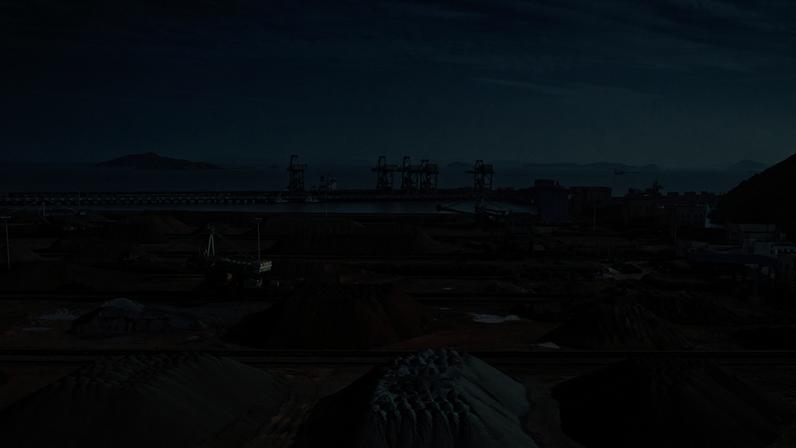 Minério de ferro e carvão em porto industrial