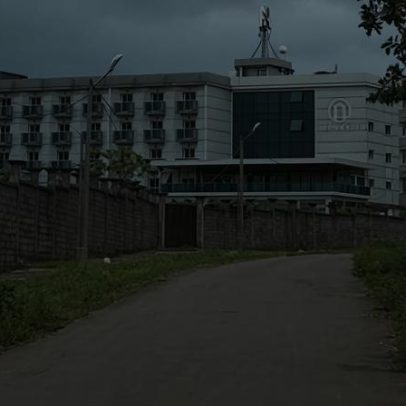 Dentro do hotel de luxo no centro do acordo de deportação com Guiné Equatorial