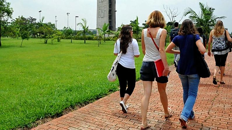 Mudanças no Programa Unificado de Bolsas visam à integração calouros e pós-graduandos. O programa propicia uma participação mais intensa dos estudantes em atividades acadêmicas e oferecem a possibilidade de acumular as bolsas com outros auxílios, podendo chegar a R$ 1.630 mensais, além de alimentação gratuita – Foto: Cecília Bastos/USP Imagens