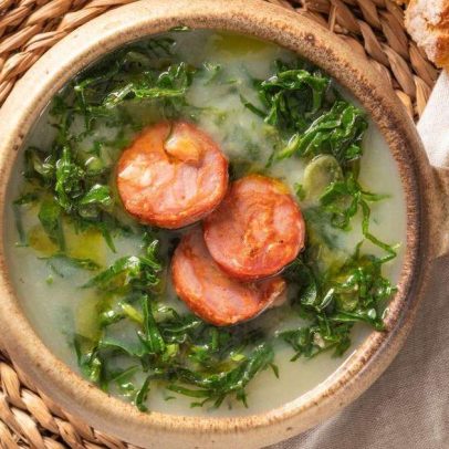 Caldo verde tradicional: receita cremosa para aquecer o frio