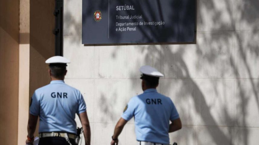 Agentes da Guarda Nacional Republicana de Portugal passam em frente ao tribunal de Setúbal, onde uma francesa e seu companheiro são suspeitos de abandonar os filhos