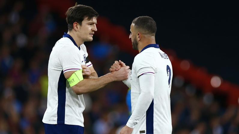 Harry Maguire e Kyle Walker no amistoso da Inglaterra contra o Brasil — Foto: Reuters/Peter Cziborra