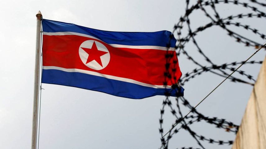 Bandeira da Coreia do Norte na embaixada do país em Kuala Lumpur, na Malásia