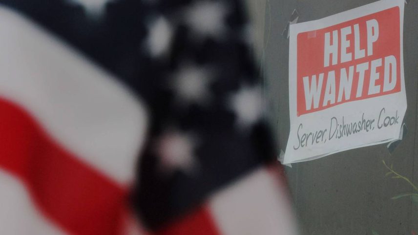 Anúncio de vaga de emprego em Medford, nos EUA (Foto: Brian Snyder/Reuters)