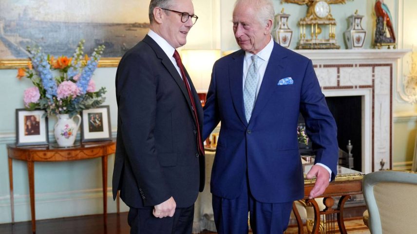 Líder trabalhista Keir Starmer e rei Charles durante audiência no Palácio de Buckingham, em Londres - 05/07/2024 (Foto: Yui Mok/Pool via Reuters)