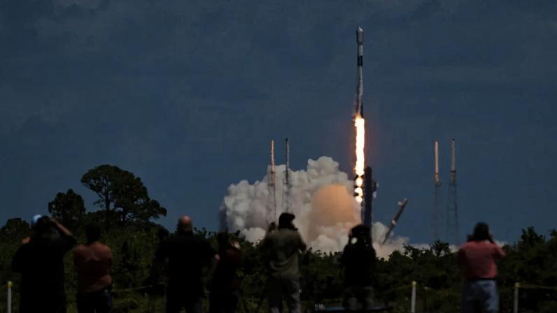 Um foguete SpaceX Falcon 9 é lançado, transportando 23 satélites Starlink para a órbita baixa da Terra