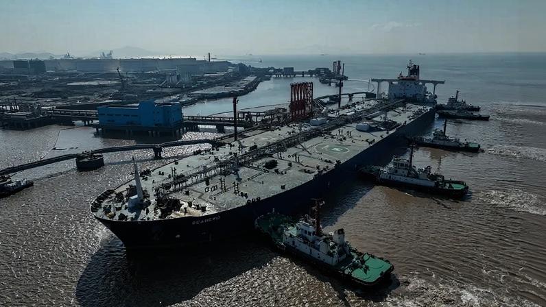 Vista aérea mostra petroleiro em um terminal de petróleo na ilha de Waidiao, em Zhoushan, China (Foto: China Daily via REUTERS)