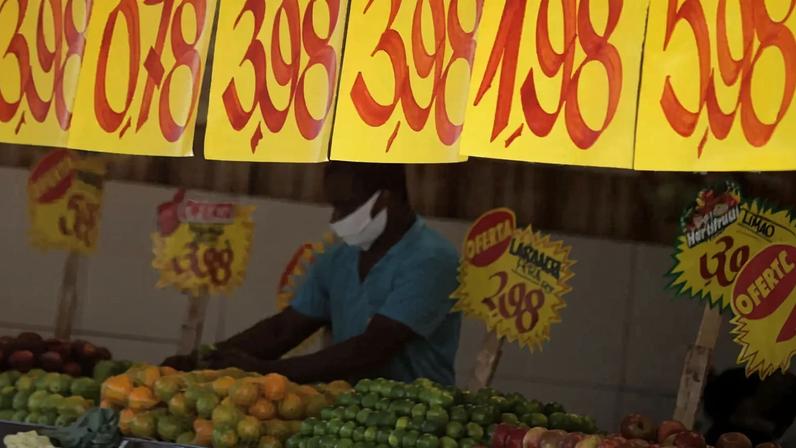 Cartazes com preços de alimentos em mercado no Rio de Janeiro (Foto: Ricardo Moraes/Reuters)