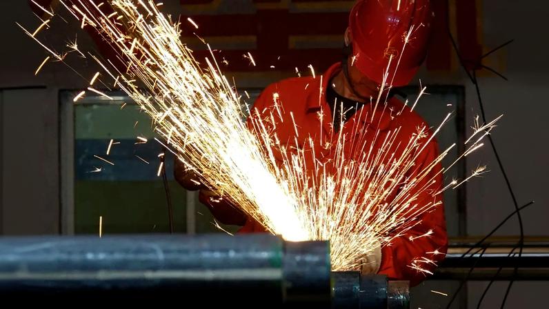 Operário trabalha em fábrica da Dongbei Special Steel Group, em Dalian, na China (Foto: Stringer/Reuters)