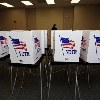 Autoridades ligadas a Trump tentam banir metade das máquinas de votação