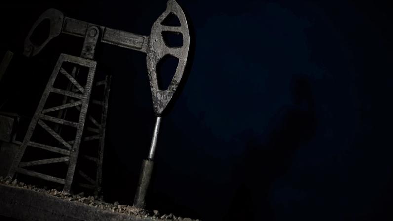 Bomba de petróleo impressa em 3D é vista em frente ao logotipo da OPEP em imagem ilustrativa (Foto: Ilustração de Dado Ruvic/Reuters)
