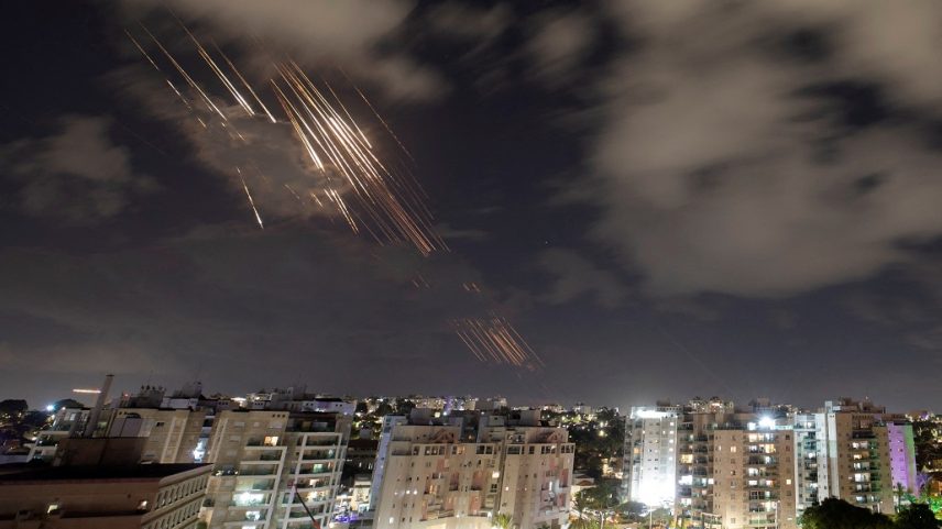 O sistema antimísseis Domo de Ferro de Israel intercepta foguetes, visto de Ashkelon, Israel, em 1º de outubro de 2024. REUTERS/Amir Cohen TPX IMAGES OF THE DAY