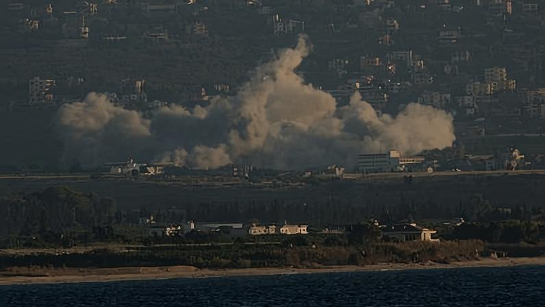 Fumaça vista no sul do Líbano em meio a conflitos entre o Hezbollah e forças de Israel.