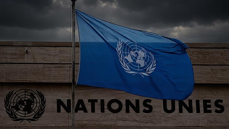 Bandeira da ONU tremula em frente a prédio durante o Conselho de Direitos Humanos das Nações Unidas em Genebra, Suíça