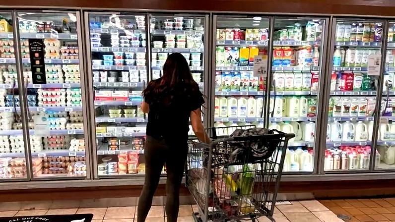 Consumidora em supermercado em Los Angeles, EUA (Foto: Lucy Nicholson/Reuters)