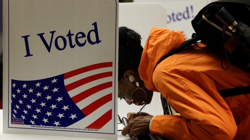 Mulher vota na eleição presidencial dos EUA de 2024 na escola Pittsburgh Manchester — Foto: Quinn Glabicki/Reuters