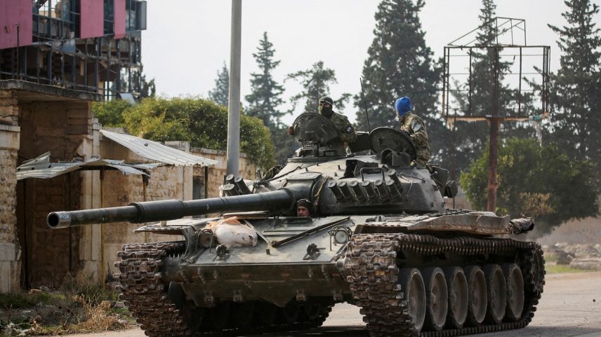 Rebeldes liderados pelo grupo militante islâmico Hayat Tahrir al-Sham dirigem um veículo militar em al-Rashideen, na província de Aleppo, Síria - 29/11/2024 (Foto: REUTERS/Mahmoud Hasano)