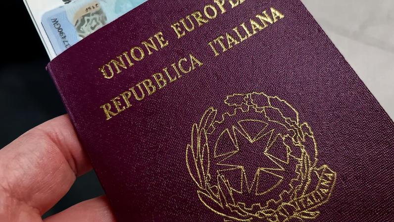 Passaporte italiano. Illustration of Paris Orly International Airport, Orly, France, on December 24, 2024. Italian passport Unione Europea, Repubblica Italiana. Illustration de l aeroport international de Paris Orly, Orly, France, le 24 decembre 2024. Passport italien Unione Europea, Repubblica Italiana.