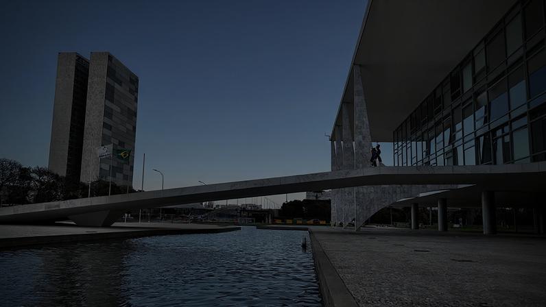 Sede das duas Casas do Poder Legislativo e um dos mais famosos cartões postais do Brasil, o Palácio do Congresso Nacional é composto por duas cúpulas e duas torres de 28 andares, que abrigam a Câmara dos Deputados e o Senado Federal.