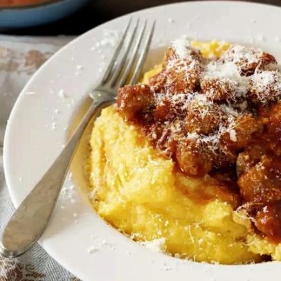 Polenta com molho de linguiça, prato prático para dias de chuva
