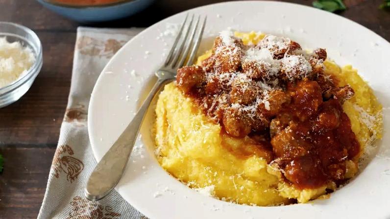 Polenta com molho de linguiça