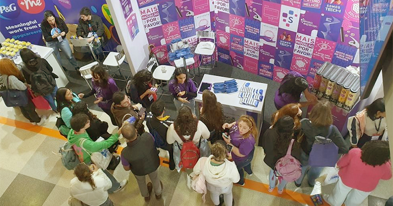 Feira de recrutamento na USP aproxima estudantes ao mercado de trabalho