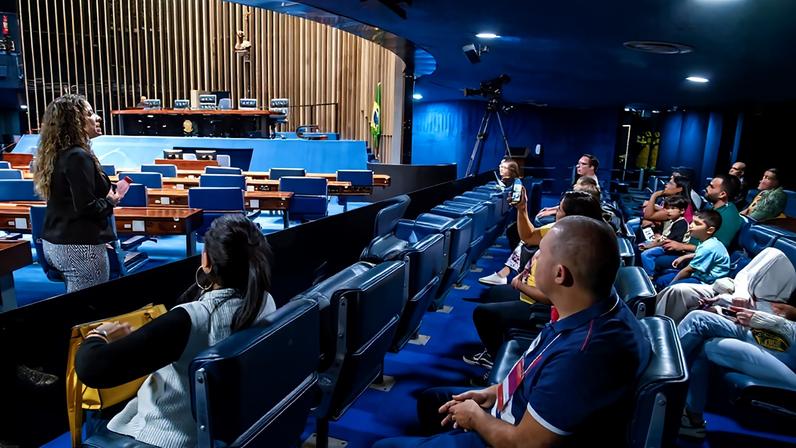 Fora do recesso parlamentar, as visitas ao Congresso Nacional podem ser realizadas em dias úteis (exceto terças e quartas-feiras), aos finais de semana e feriados, das 9h às 17h. A cada 30 minutos é iniciado um tour com no máximo 50 visitantes presentes.