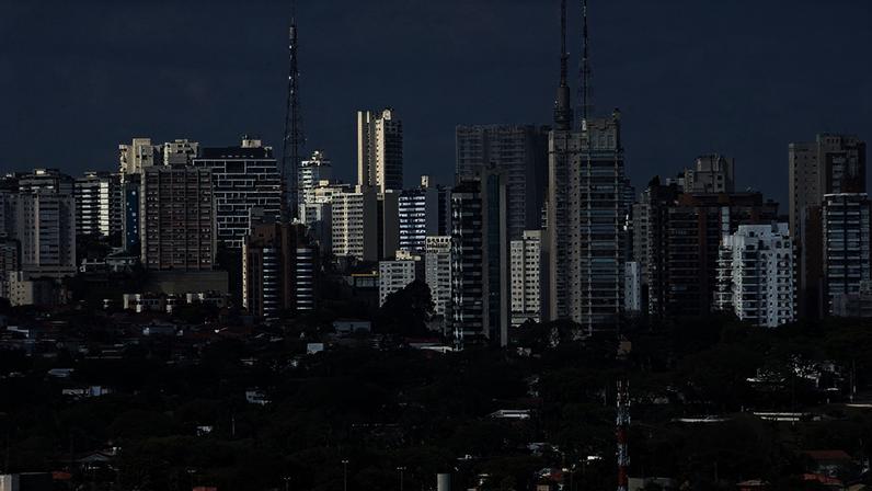 Espraiamento urbano é o nome dado para o crescimento horizontal e desordenado das cidades substituindo as áreas verdes – Foto: Marcos Santos/USP Imagens