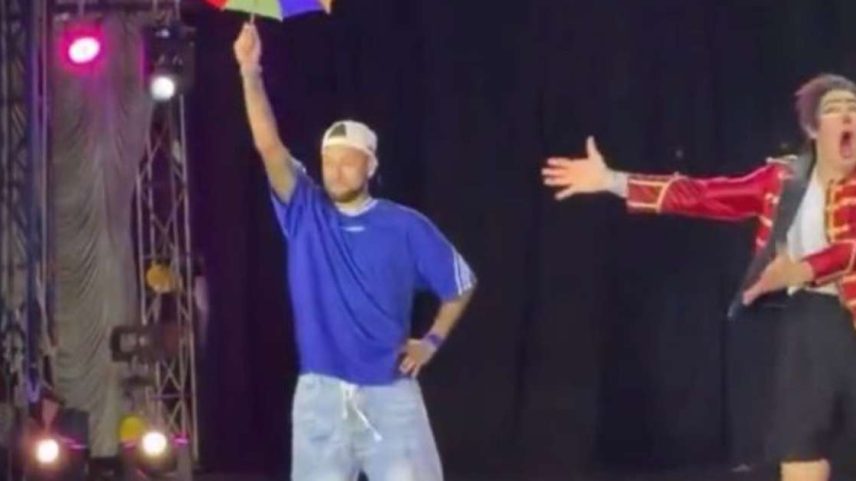 Neymar dançando no circo –