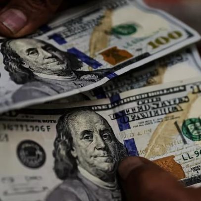 Dólar abre em alta com petróleo e IPCA-15 no radar