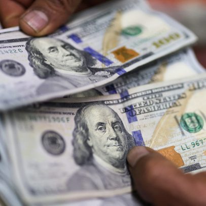 Dólar fecha abaixo de R$4,90 pela 1ª vez em 2 anos, com EUA e Oriente Médio