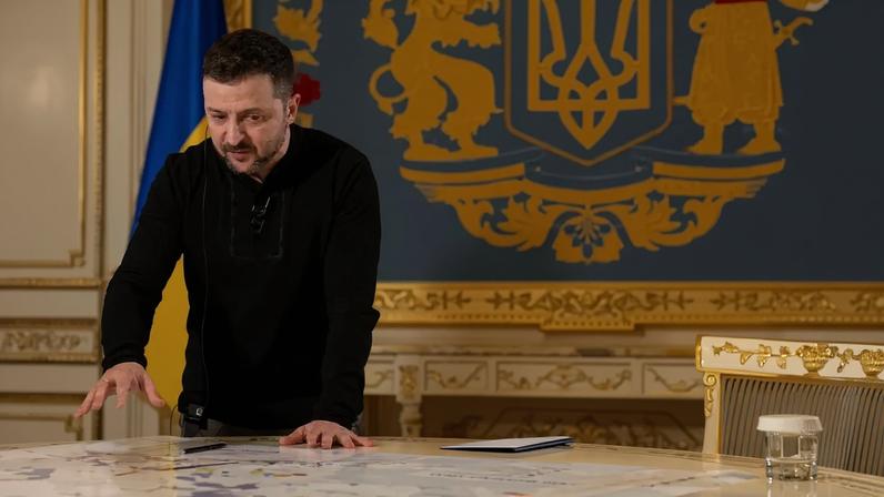 O Presidente da Ucrânia, Volodymyr Zelensky, mostra a jornalistas um mapa de recursos e objetos estratégicos durante uma entrevista, em meio ao ataque da Rússia à Ucrânia, em Kyiv, Ucrânia, em 7 de fevereiro de 2025. REUTERS/Valentyn Ogirenko