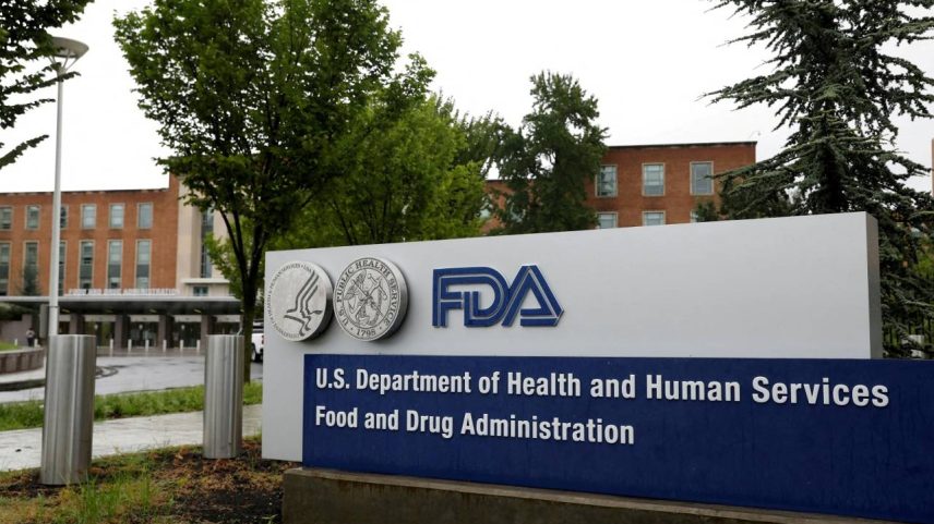 Placa da FDA em frente à sede da Administração de Alimentos e Medicamentos dos Estados Unidos (FDA, na sigla em inglês) em White Oak, Maryland, EUA