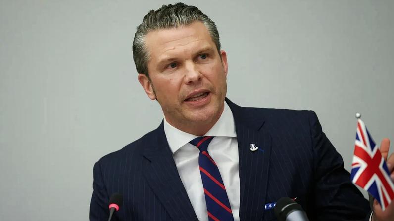 O secretário de Defesa dos EUA, Pete Hegseth, fala durante uma reunião do Grupo de Contato para Defesa da Ucrânia, na véspera de uma reunião de ministros da Defesa da OTAN, na sede da aliança em Bruxelas, Bélgica, em 12 de fevereiro de 2025. REUTERS/Johanna Geron