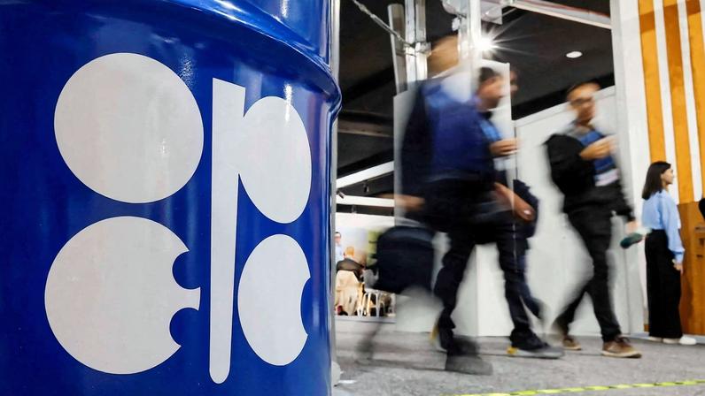 Barril de petróleo com logotipo da Opep durante a conferência das Nações Unidas sobre mudanças climáticas COP29 em Baku, Azerbaijão